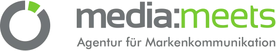 Logo der Agentur media:meets GmbH, spezialisiert auf Online-Markenkommunikation. Das Logo kombiniert einen stilisierten schwarzen Kreis, der sich zu einem hellgrünen Farbverlauf öffnet, mit dem Namen der Agentur in grau und grünen Lettern.